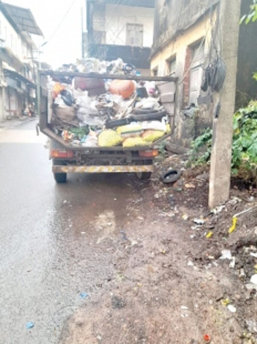 Mapusa municipality garbage truck has no tailgate, number plate
