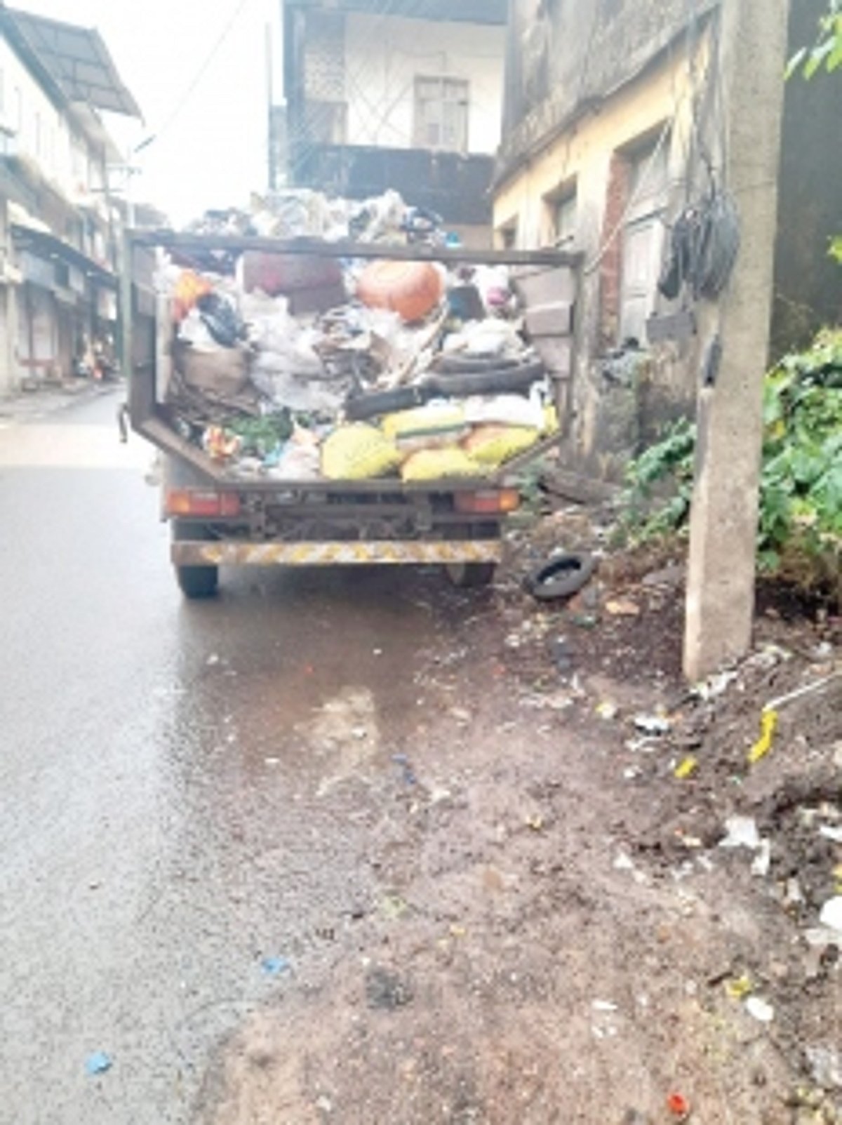Mapusa municipality garbage truck has no tailgate, number plate