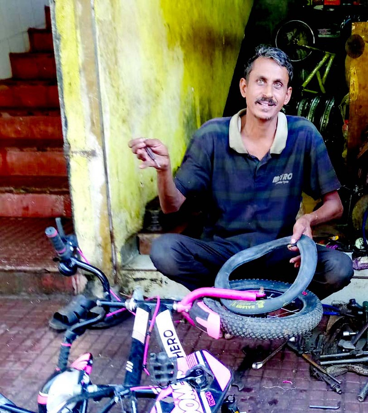 Mapusa’s cycle mechanic Rustam Ansari pedals through a life of contentment