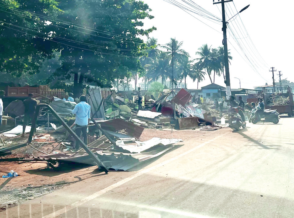 Margao Comunidade reclaims land after 20 years, razes illegal shops, eateries on Mungul-Colva road