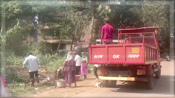 Margao Municipality Truck Caught Illegally Dumping Waste, Residents Outraged