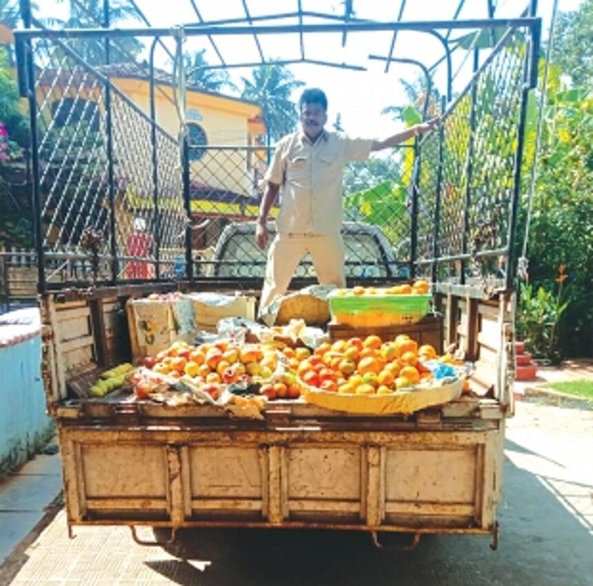 Margao civic body evicts illegal roadside hawkers from Madel, seizes wares