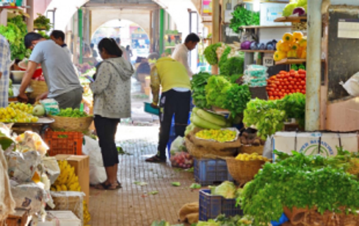Margao markets reopen  with restrictions, police  disperse massive crowd