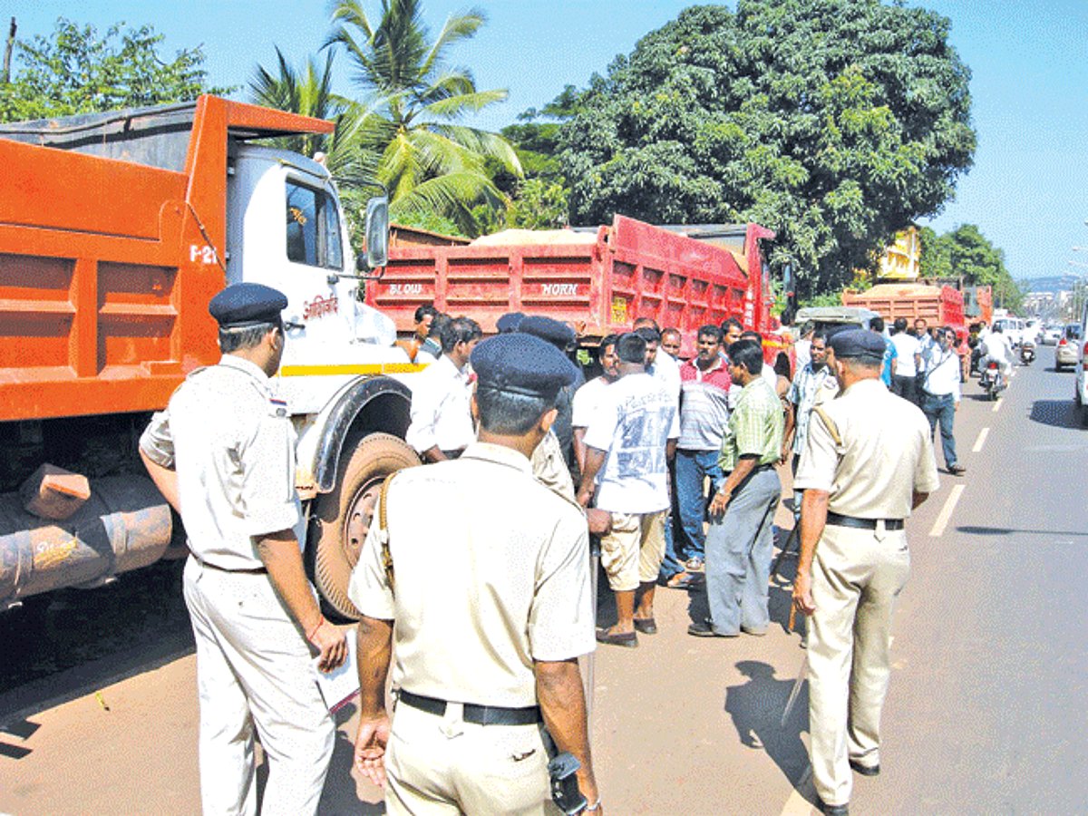 Margao truck owners stopped bauxite ore transportation on the Eastern bypass.