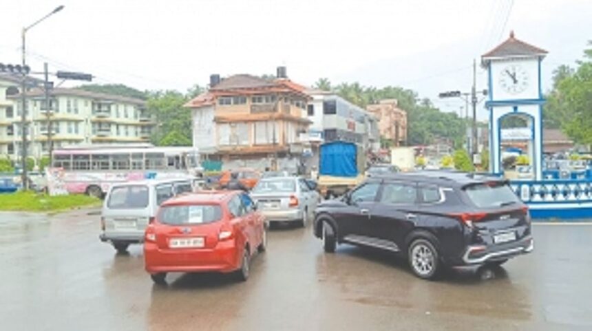 Margao’s Old Market Circle faces gridlock as traffic signal malfunctions 1 Margao’s Old Market Circle faces gridlock as traffic signal malfunctions
