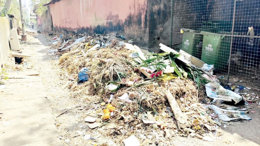 Margao's Persistent Garbage Black Spots: Despite Efforts, Waste Continues to Pile Up 1 Margao's Persistent Garbage Black Spots: Despite Efforts, Waste Continues to Pile Up