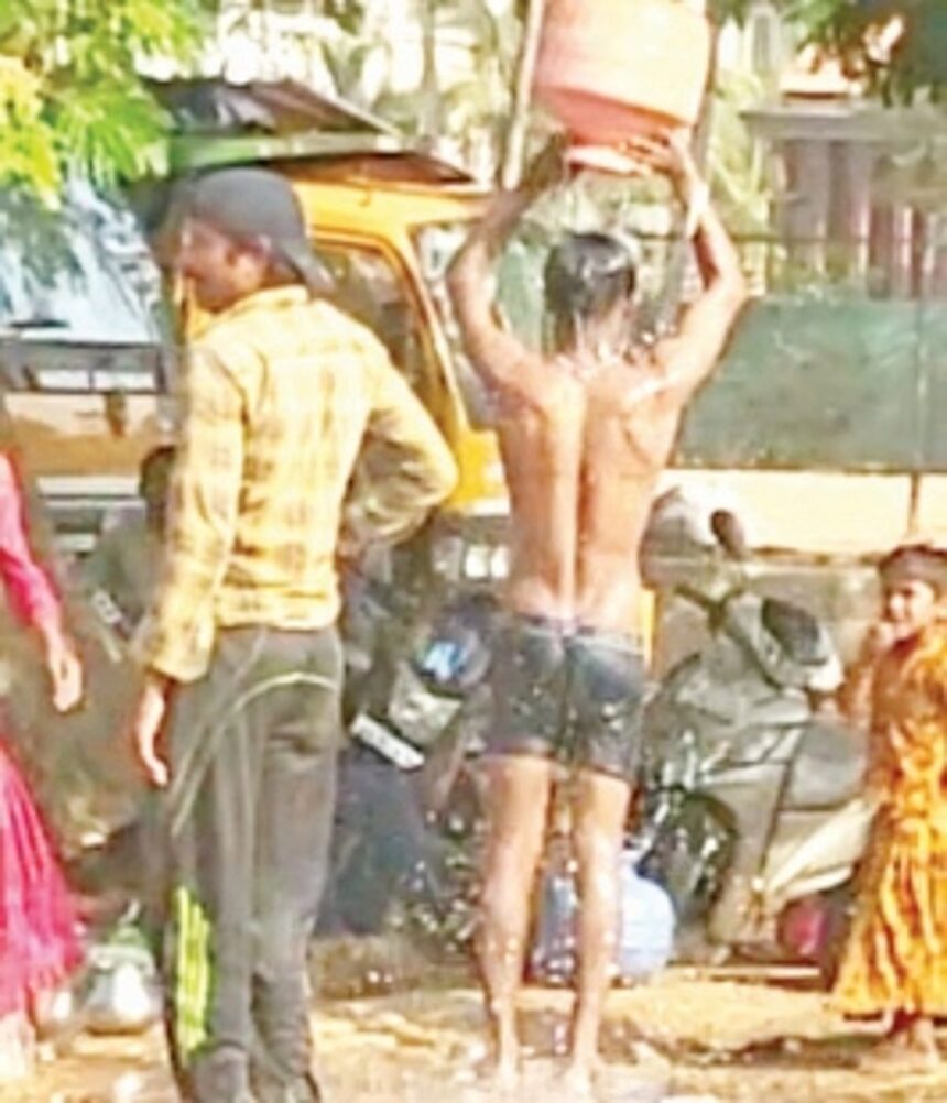 Margao’s footpaths turn into washrooms for migrants, openly bathe in broad daylight