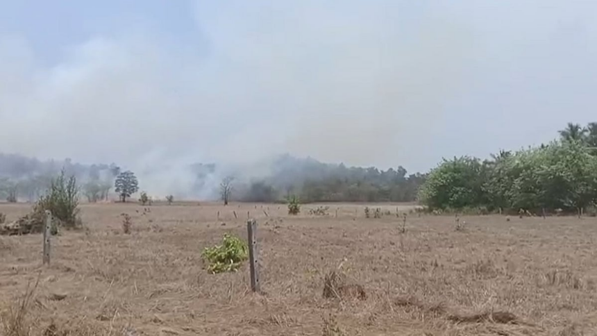 Massive Fire Erupts on Odshe Dongor in Sanguem, Forest Department Called In 1 Massive Fire Erupts on Odshe Dongor in Sanguem, Forest Department Called In