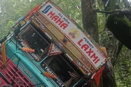 Massive Traffic Jam on Jamboti-Chorla-Goa Road After Lorry Overturns and Gets Stuck
