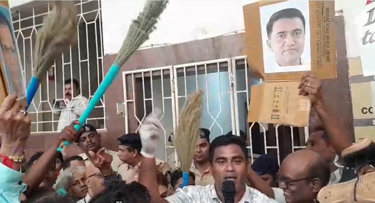 Massive people’s protest to demand cleaning of corrupt system; demands resignation of Chief Town Planner