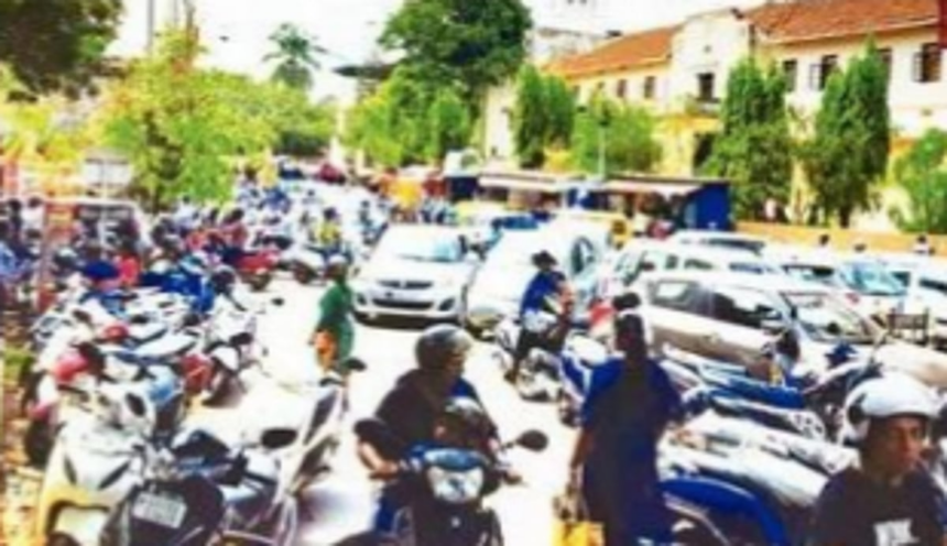 Massive traffic congestion in Margao as schools open for new academic year