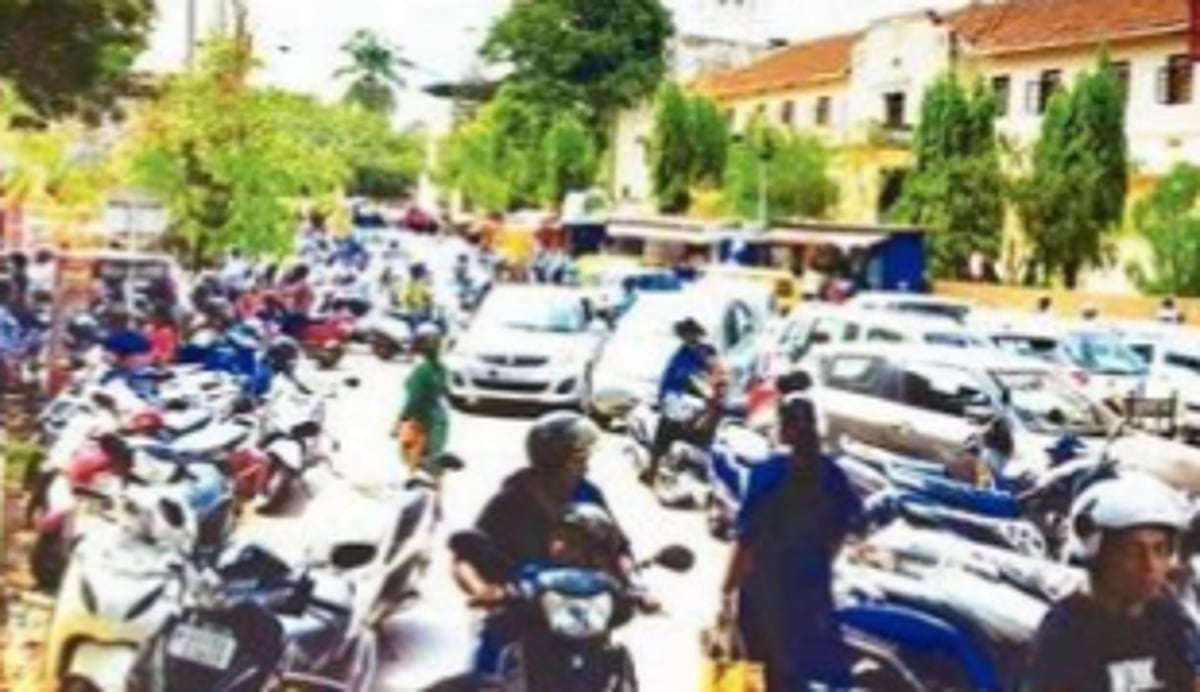 Massive traffic congestion in Margao as schools open for new academic year