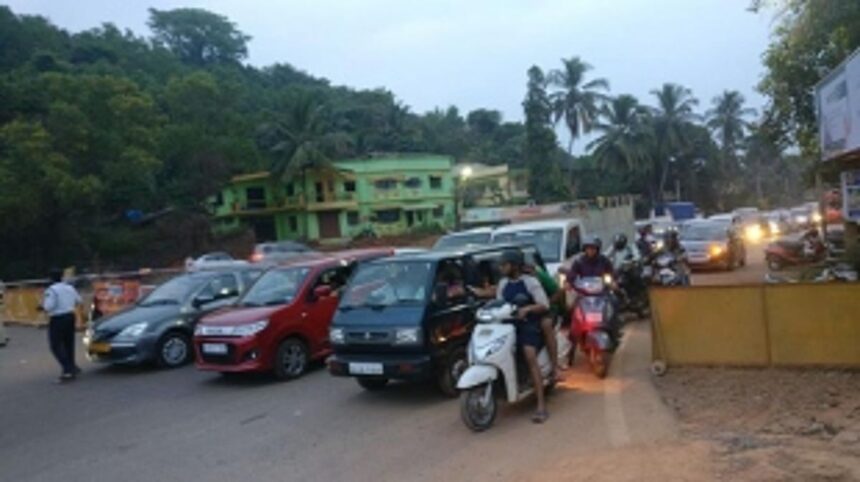 Massive traffic jam at Cortalim frustrates commuters 1 Massive traffic jam at Cortalim frustrates commuters