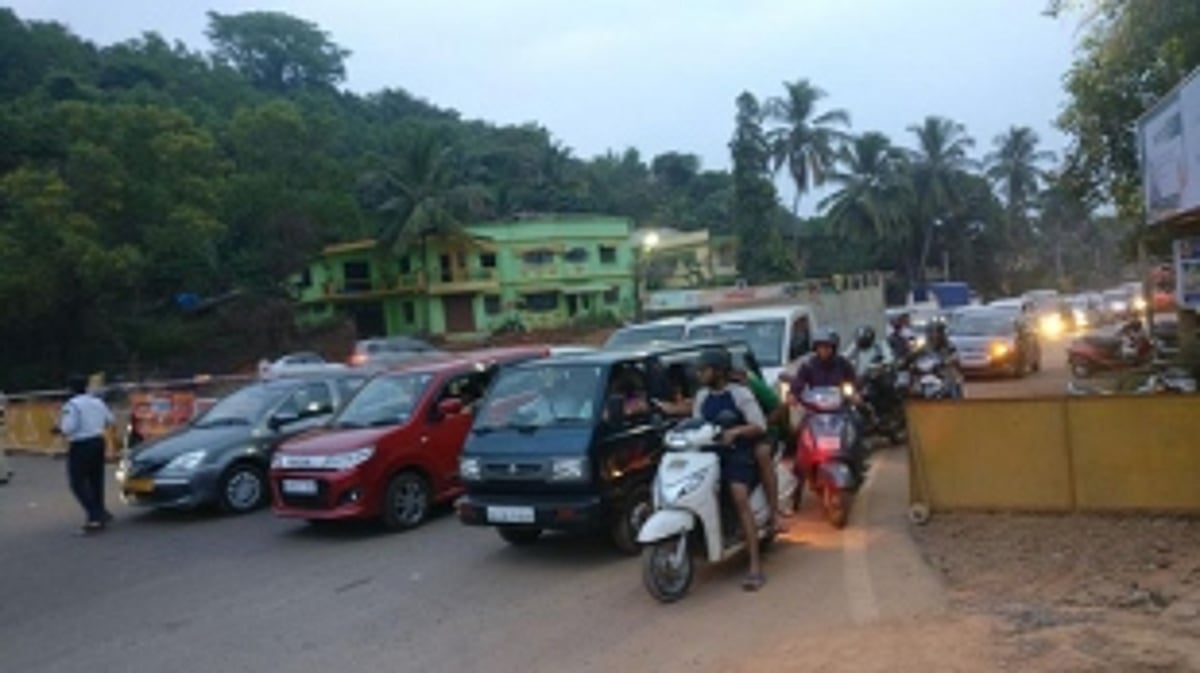 Massive traffic jam at Cortalim frustrates commuters