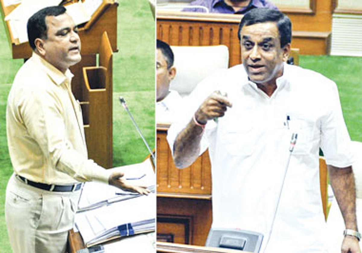 Mauvin Godinho and Ramkrishna Dhavalikar involved in a heated discussion