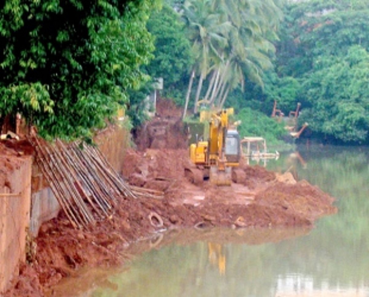 Mayem locals object to  dumping of mud in lake