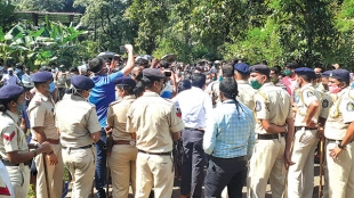 Melauli locals prevent govt officials  from demarcating land for IIT project