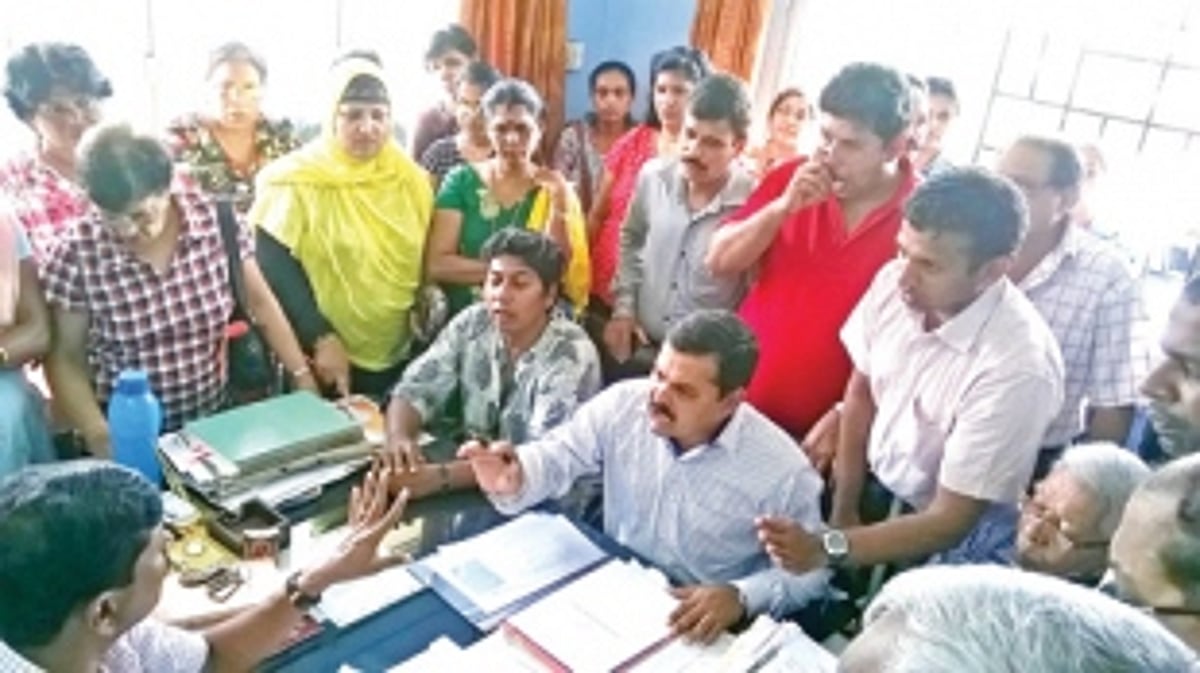 Merces Panch Walter D’Sousa gheraoed Electricity Dept. Asst. Engineer