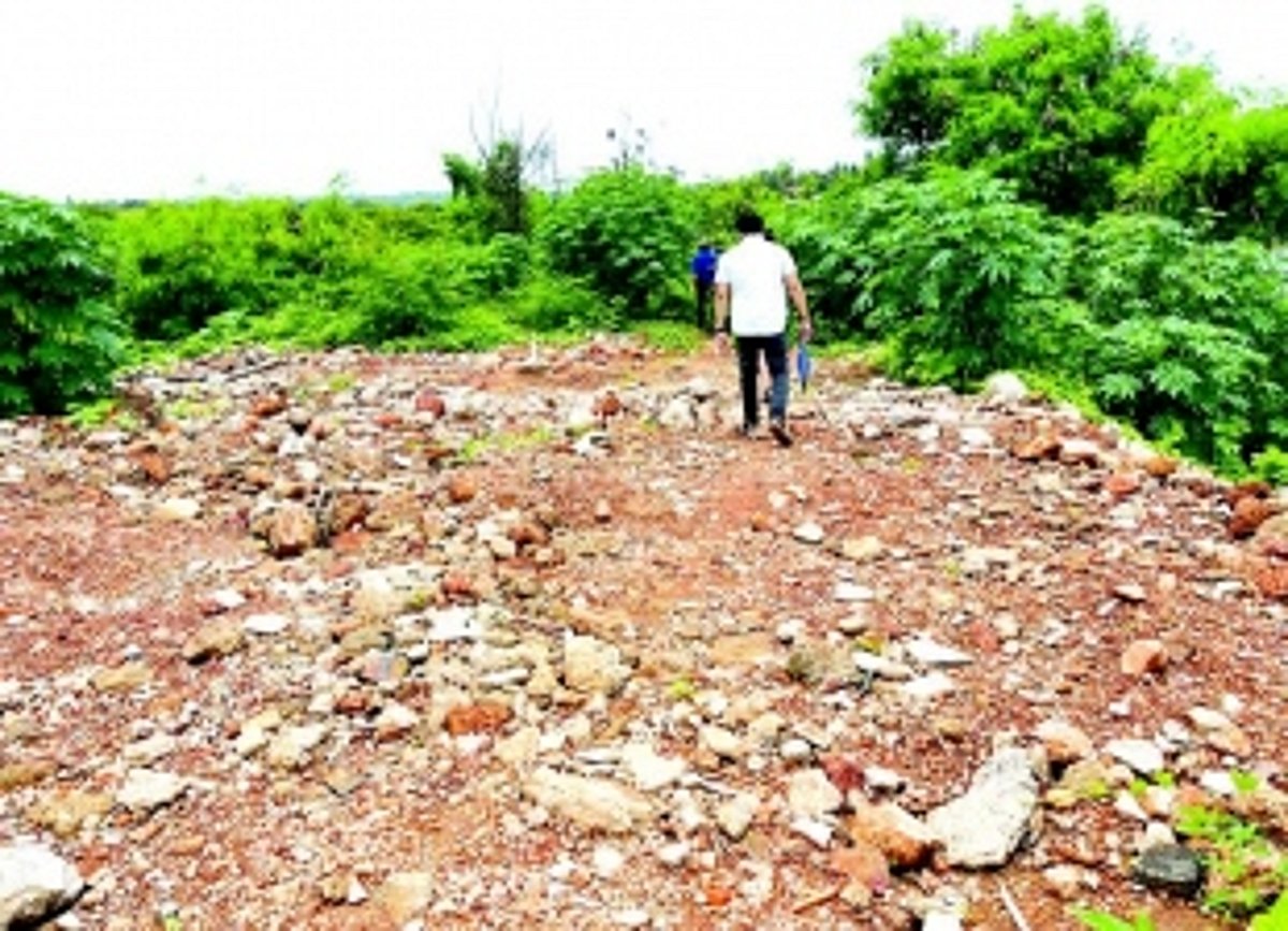 Merces sarpanch suspects Smart City contractors dumping construction debris in khazan lands