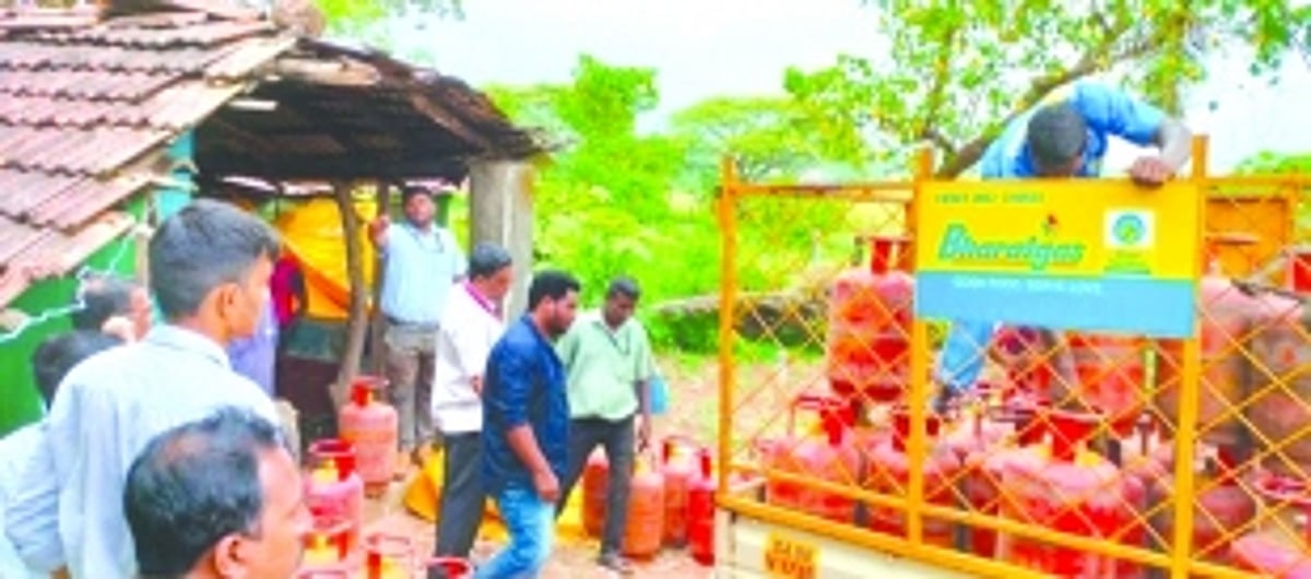 Metrology Dept raids LPG godown, seizes 18 cylinders for weight discrepancies