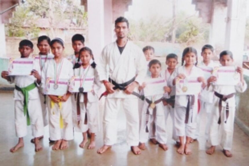 Mharudev Karate Club win 16 medals