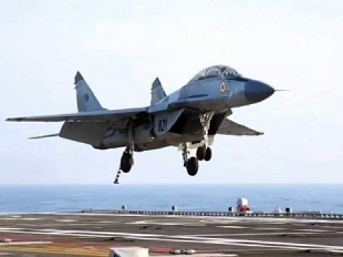 MiG 29K crashes into Arabian Sea, Pilot rescued after he ejected