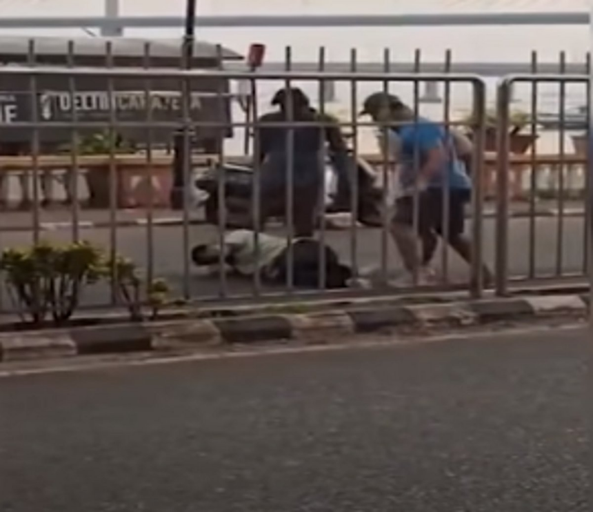 Mid-road drama in front of offshore casino office