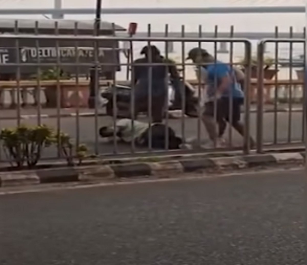 Mid-road drama in front of offshore casino office