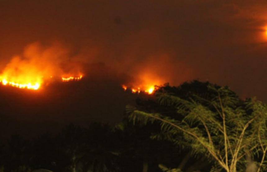 Midnight fire on Chicalim slope doused by local authorities, volunteers 1 Midnight fire on Chicalim slope doused by local authorities, volunteers