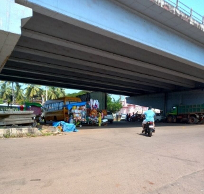 Migrant vendors invade underpass at Curti 1 Migrant vendors invade underpass at Curti
