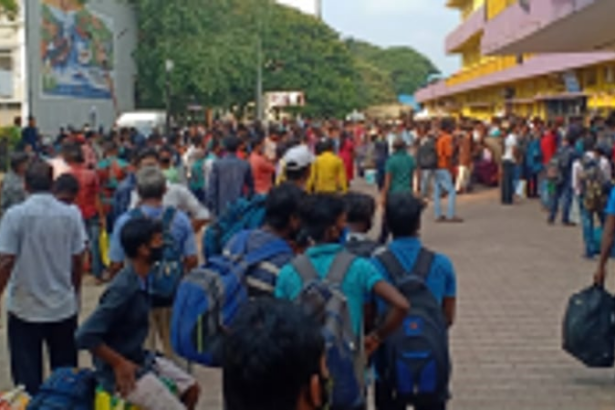 Migrants rush  to board  Vasco-Patna train