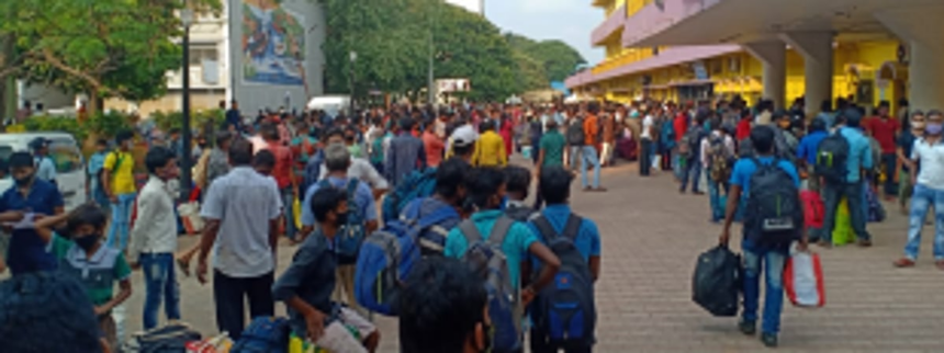 Migrants rush to board Vasco-Patna train