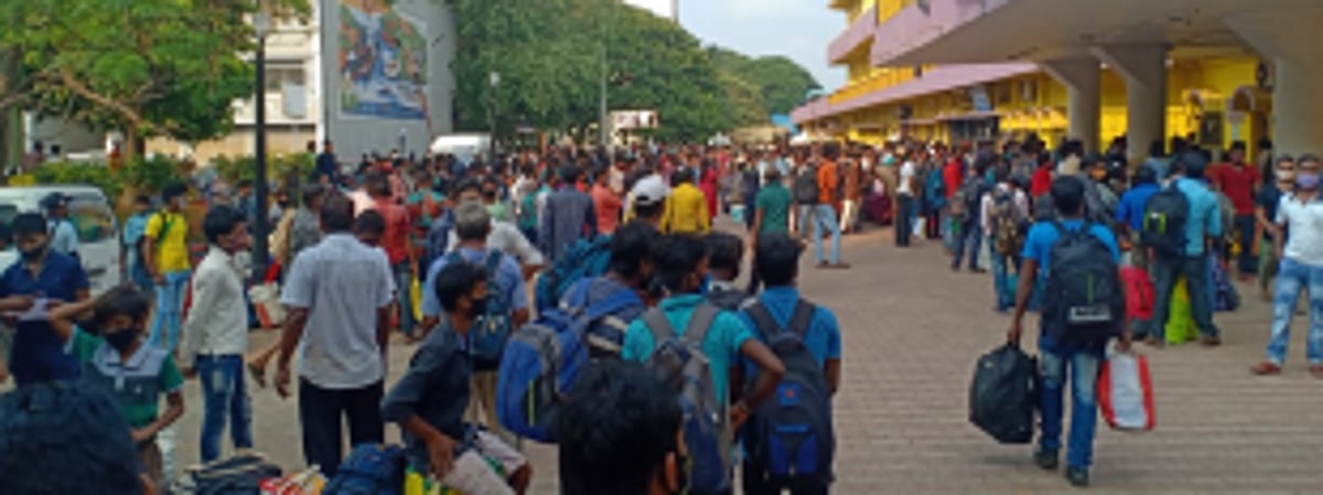 Migrants rush  to board  Vasco-Patna train