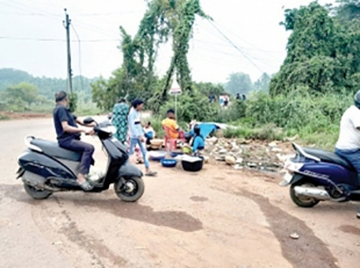 Migrants turn Western Bypass into a fish market; cause congestion along Fatorda-Seraulim border