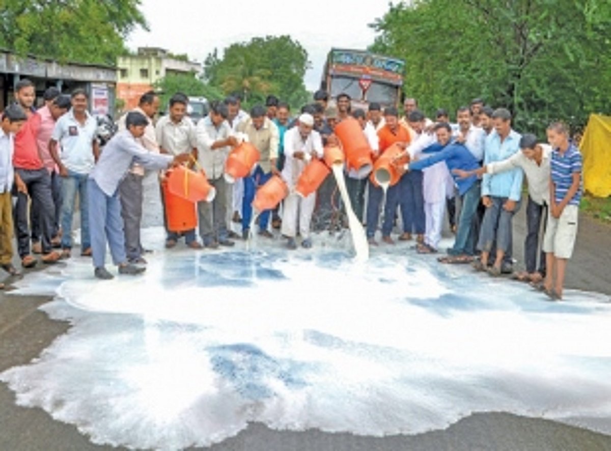 Milk protest intensifies, suppliers block tankers; CM says govt open for talks