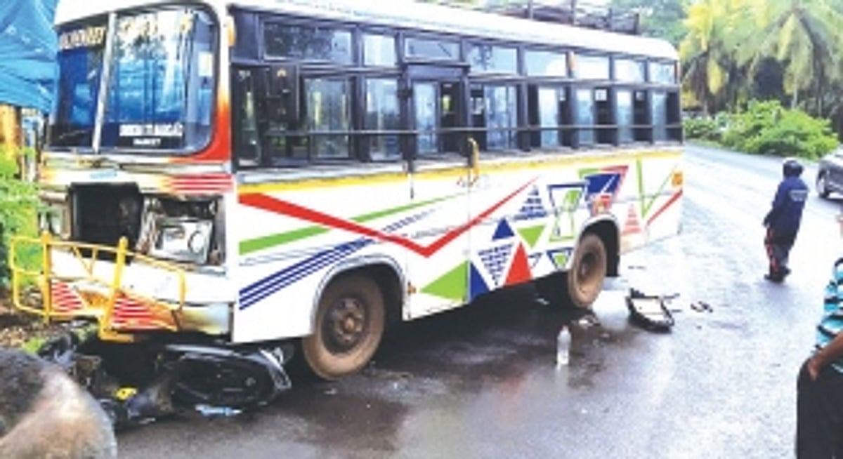 Minibus hits scooter, leaves two schoolboys, parent injured