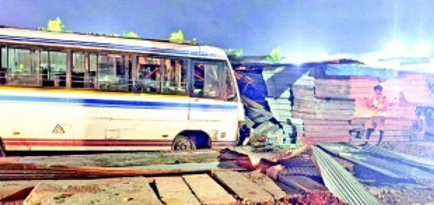 Minibus rams into a roadside shanty, mows down four labourers at Verna IDC