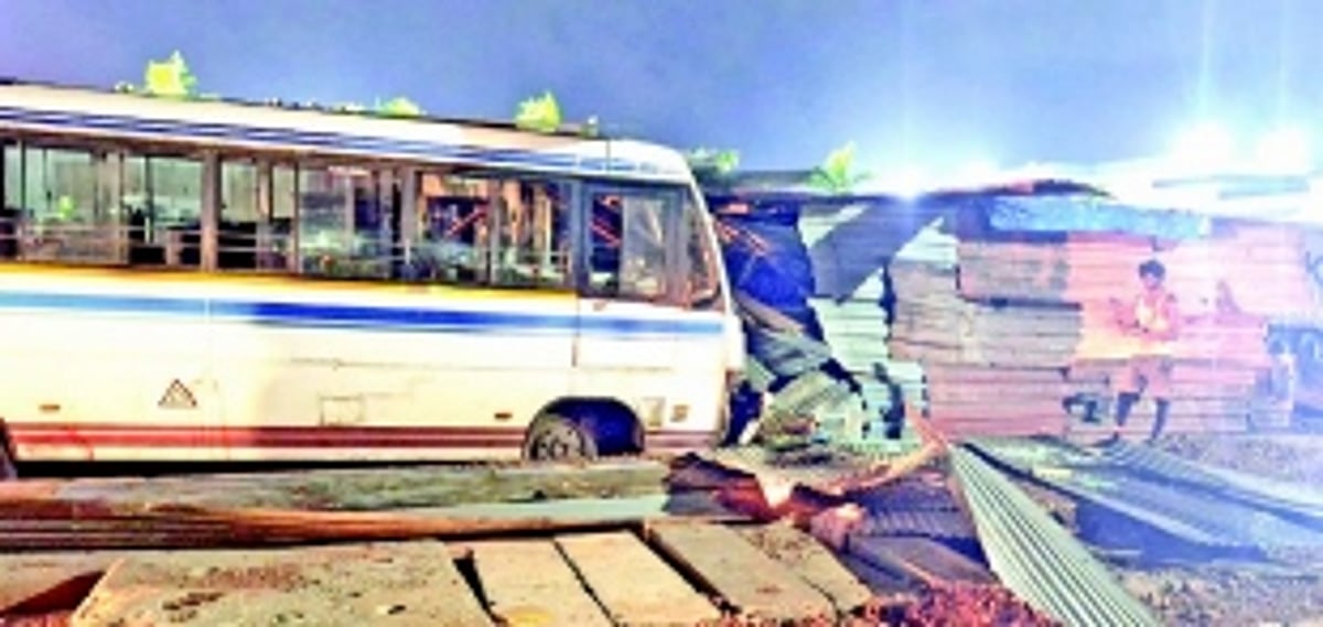 Minibus rams into a roadside shanty, mows down four labourers at Verna IDC