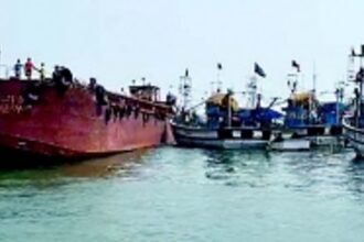 Mining barge crashes into fishing boats at Kharewada, no injuries reported