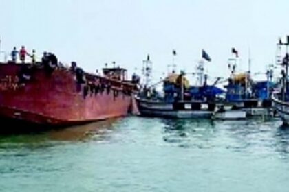 Mining barge crashes into fishing boats at Kharewada, no injuries reported