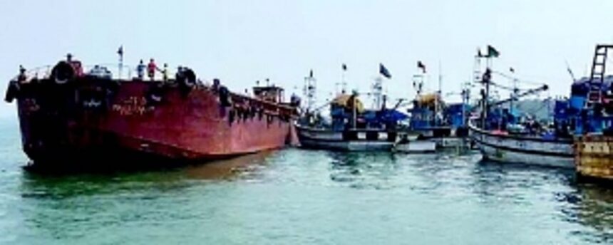 Mining barge crashes into fishing boats at Kharewada, no injuries reported