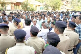 Mining dependents protest at the  residences of Tendulkar, Sawaikar