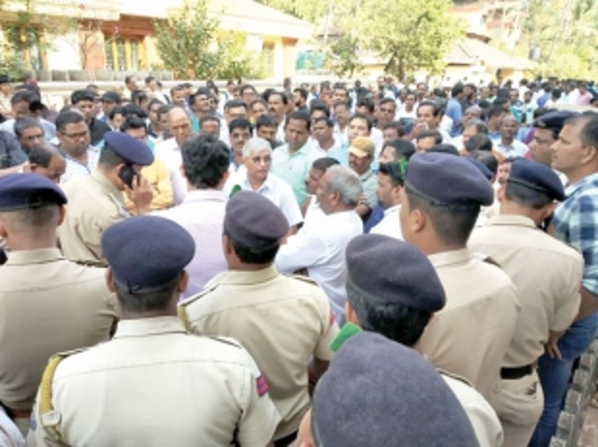 Mining dependents protest at the  residences of Tendulkar, Sawaikar