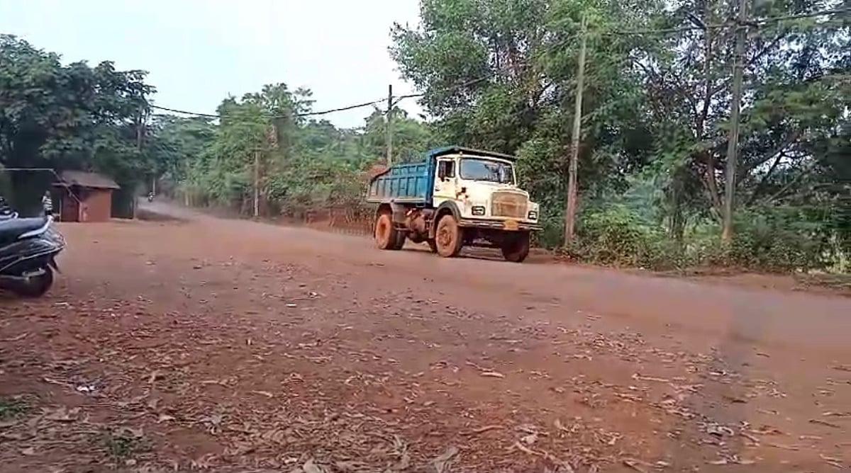 Mining transportation starts at Pilgao Bicholim via main road, under police escort