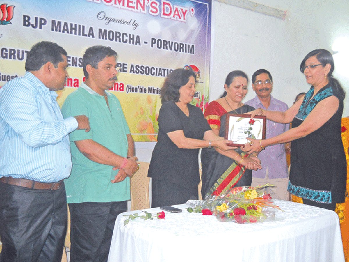 Minister for Environment Alina Saldanha felicitates a woman at Porvorim.