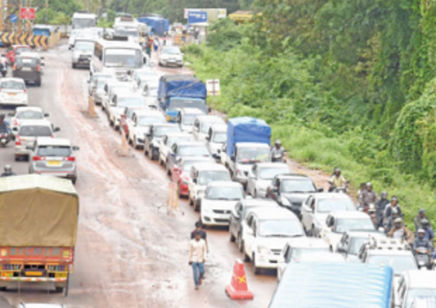 Minor accidents cause traffic congestion near Zuari Bridge 1 Minor accidents cause traffic congestion near Zuari Bridge