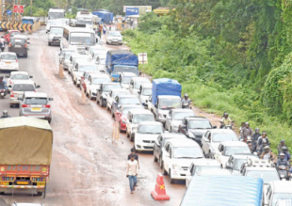 Minor accidents cause traffic  congestion near Zuari Bridge