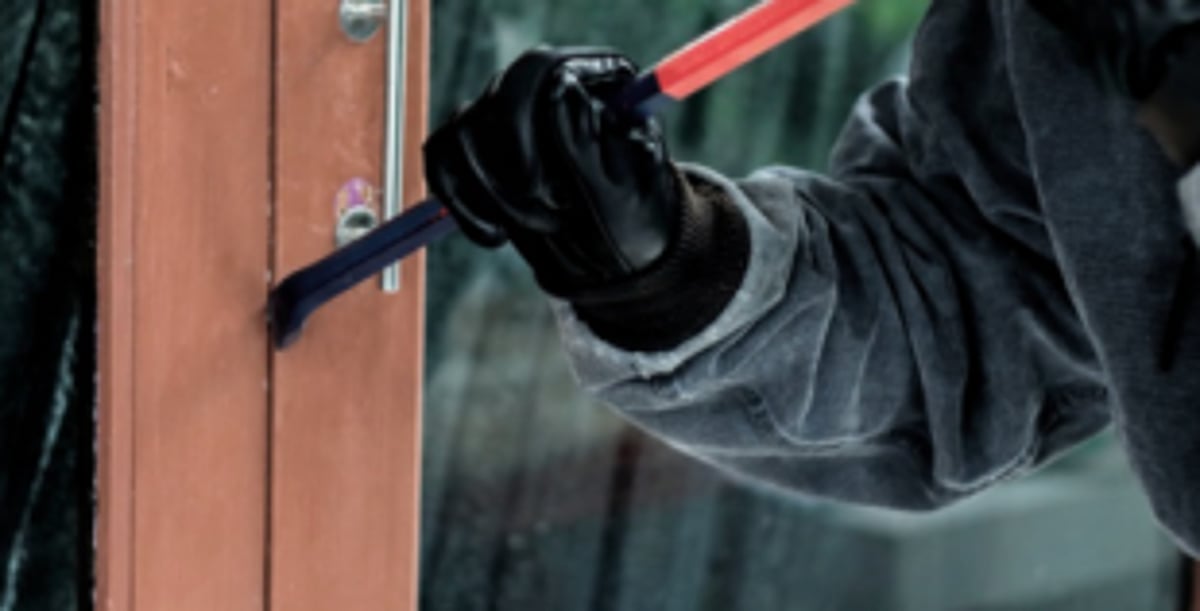 Miscreants target five   flats at Borim