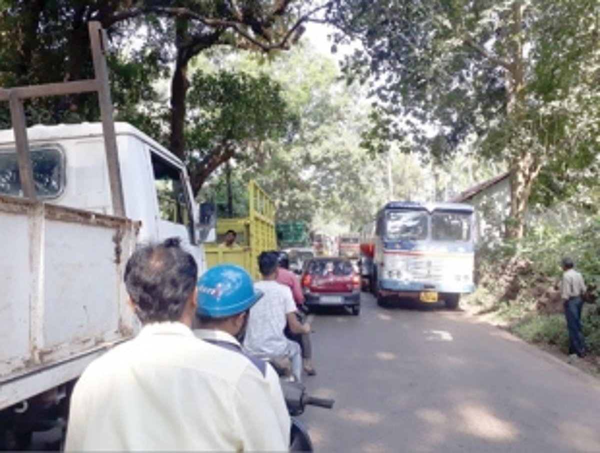 Mishap leads to massive traffic jam at Khandepar