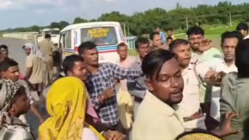 Mob Violence Over Kangaroo Court Leaves 5 Policemen Injured in Bengal 1 Mob Violence Over Kangaroo Court Leaves 5 Policemen Injured in Bengal